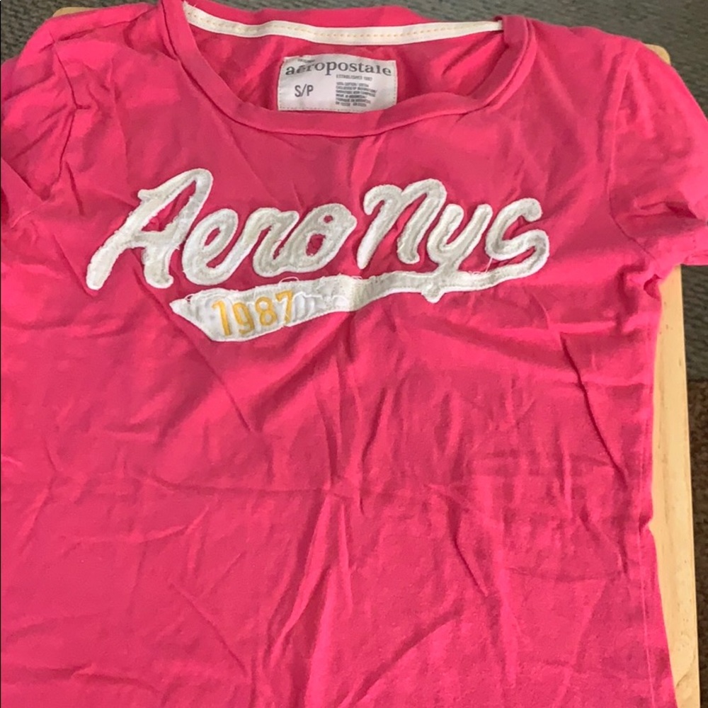 woman’s pink aeropostale tee